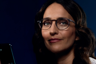 The Varilux Physio extensee progressive lenses account for pupil size in different lighting situations
